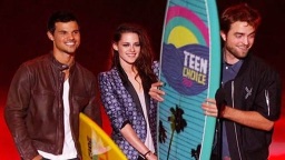 Kristen Stewart y Robert Pattinson (junto a Taylor Lautner) estuvieron muy contentos en los Teen Choice Awards